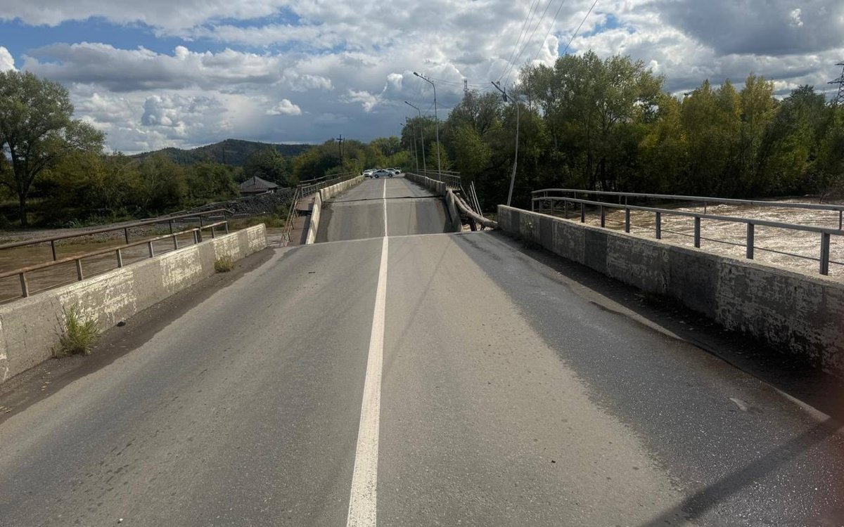 В Усть-Каменогорске обрушился мост, подмытый водой