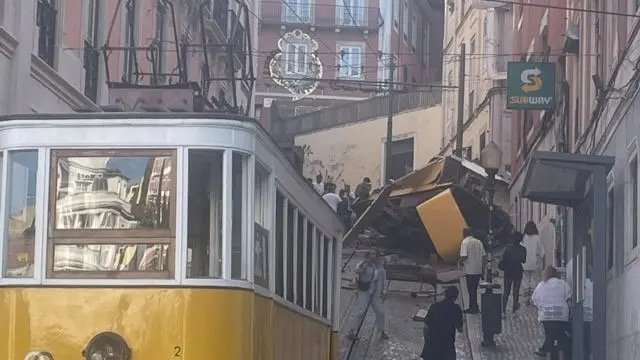 Фуникулер в Лиссабоне сошел с рельсов, погибли не менее 15 человек