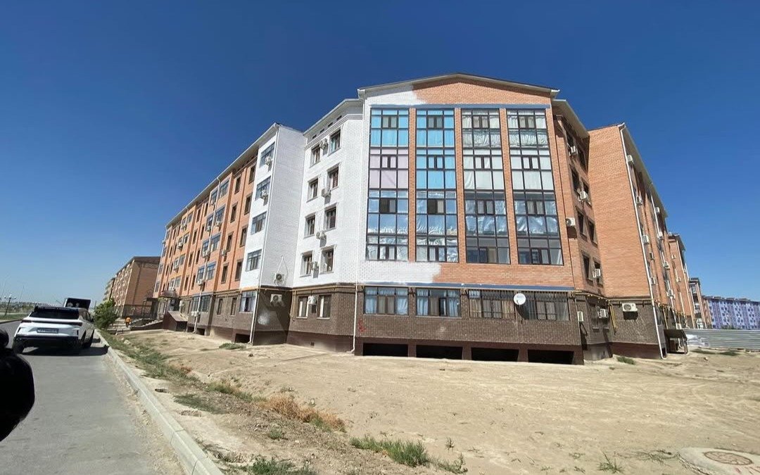 Почему красят дома из красного кирпича в Кызылорде