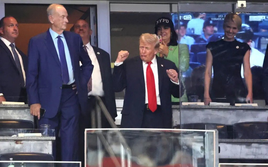 Трамп смотрел бейсбольный матч в Нью-Йорке за пуленепробиваемым стеклом