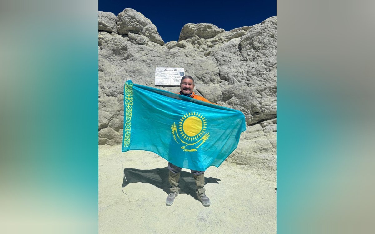 Флаг Казахстана развернули на  Демавенде на высоте 5671 метр