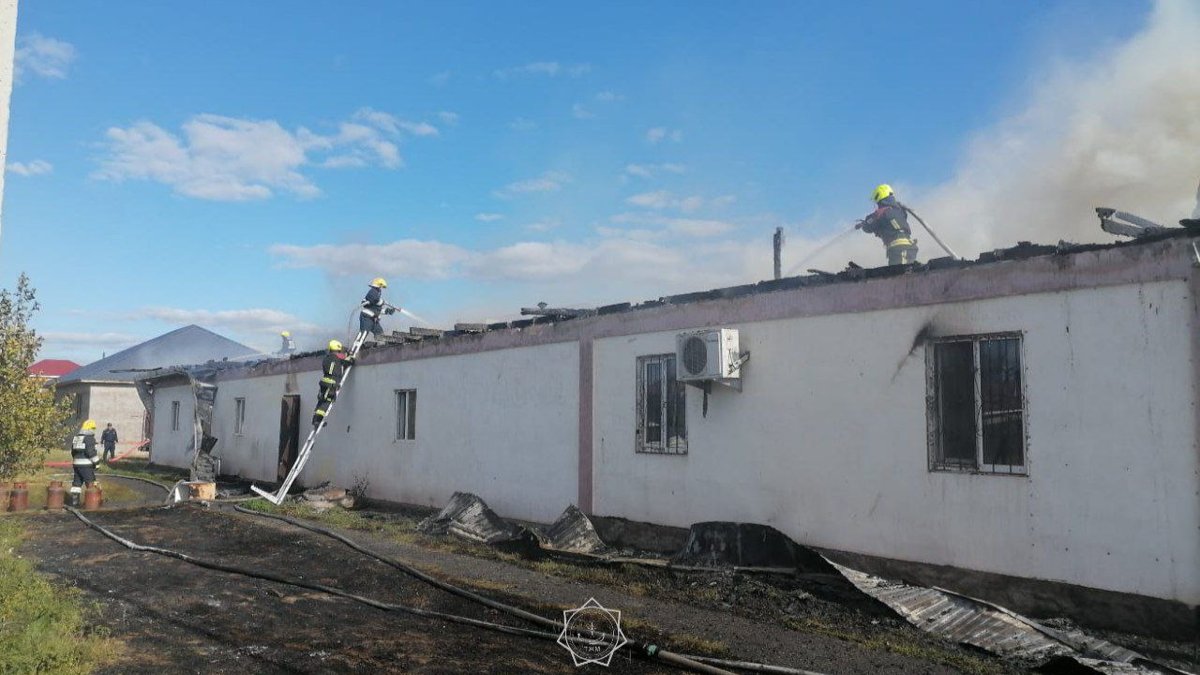 280 квадратных метров загоревшейся кровли потушили в Астане