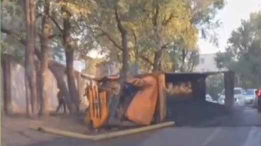 Грузовик повредил газопровод в Алматы