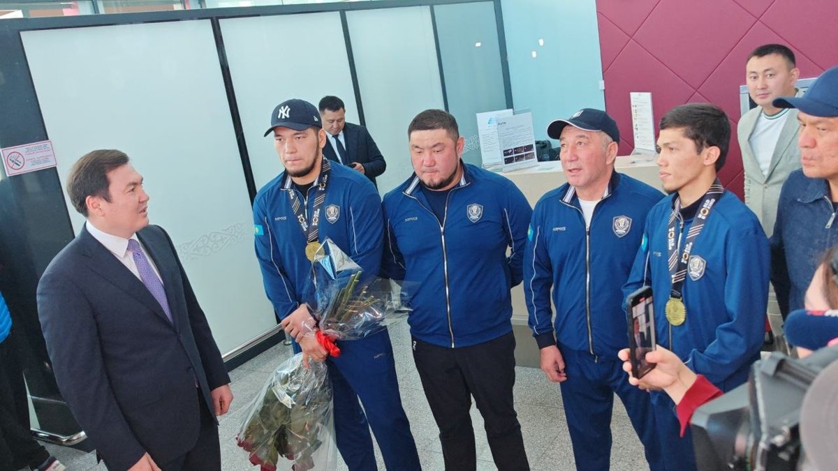 Казахстанских боксеров торжественно встретили в аэропорту Астаны