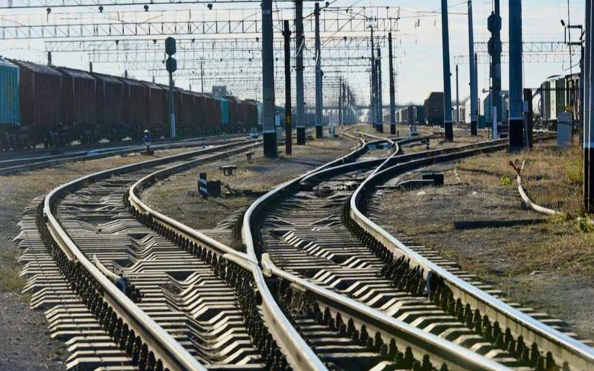 Авто выехало на ж/д пути в Карагандинской области, трое погибли