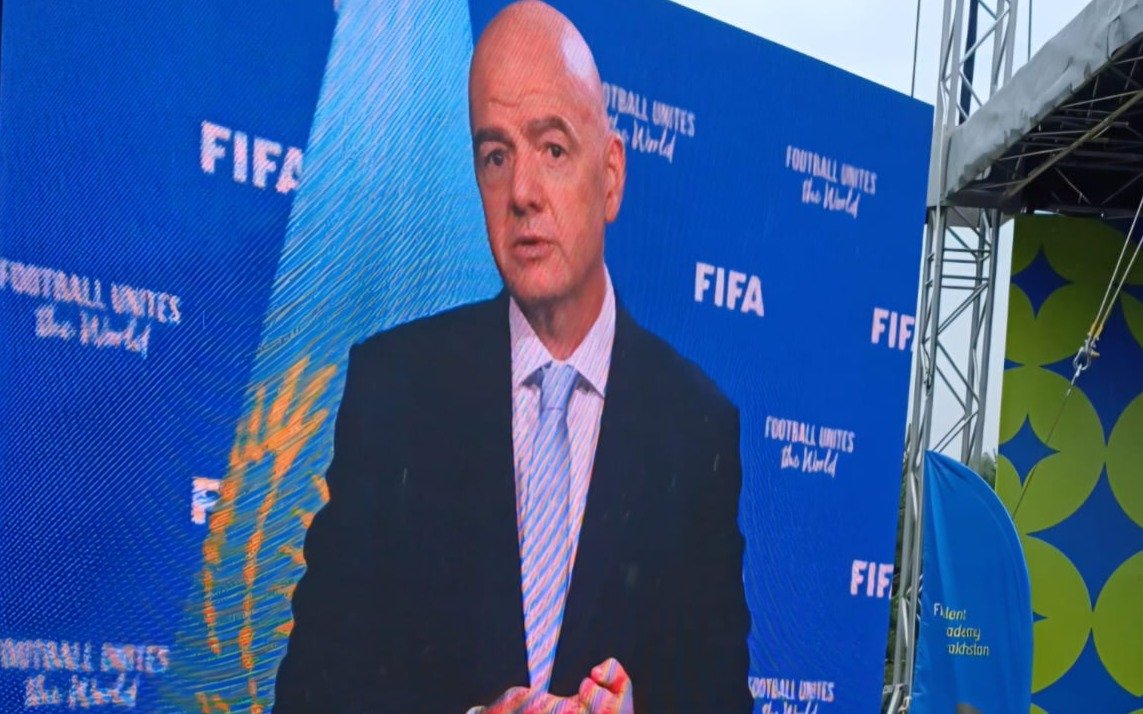 Президент ФИФА на фоне флага Казахстана обратился к футбольной общественности