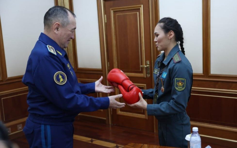 Министр-обороны-наградил-медалью-двукратную-чемпионку-мира-по-боксу