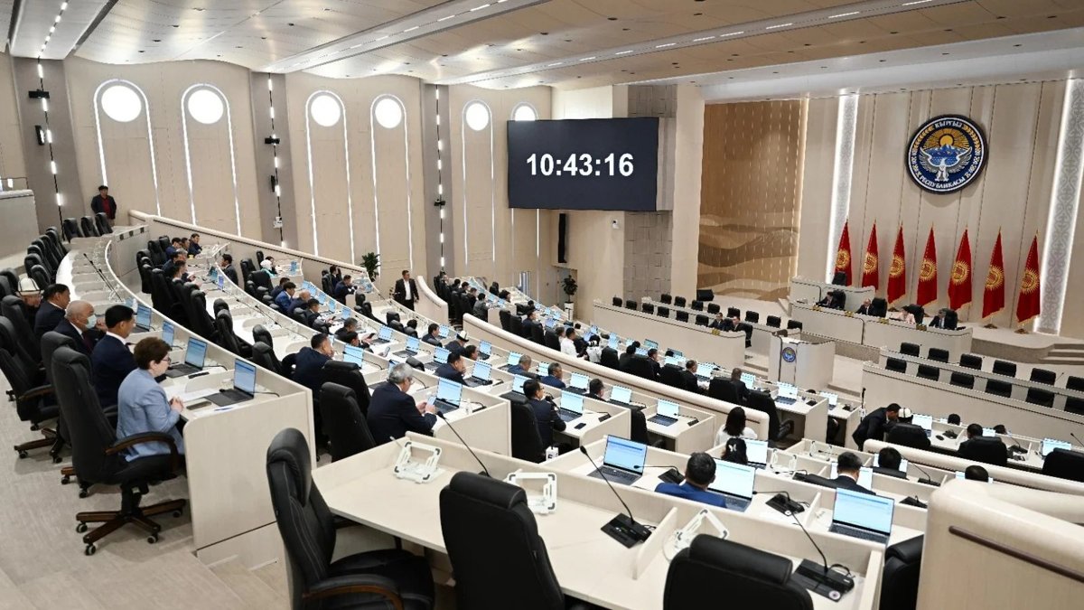 Профильный-комитет-одобрил-предложение-о-самороспуске-парламента-Кыргызстана