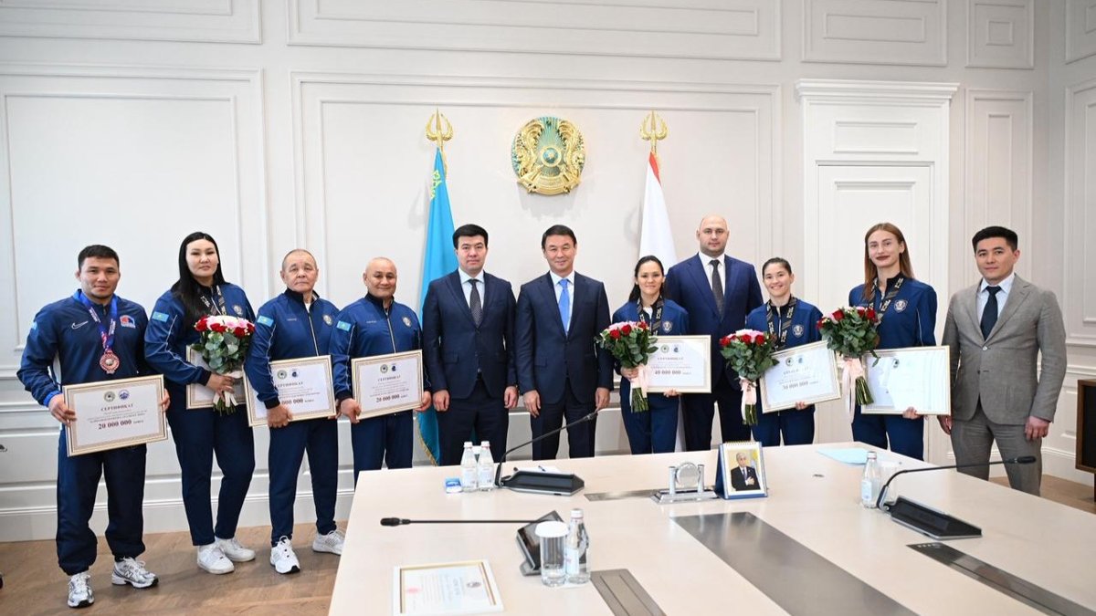 Алматинских-медалисток-ЧМ-по-боксу-в-наградил-аким-Алматы