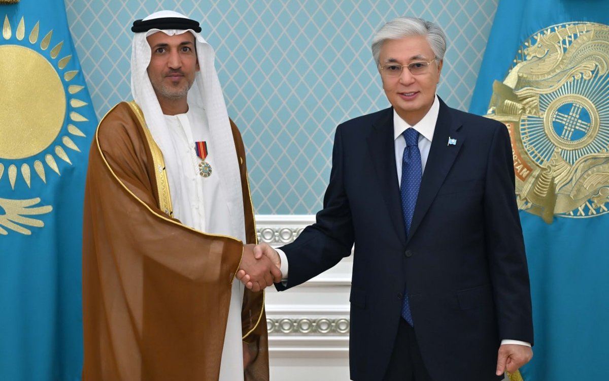 Глава государства наградил орденом государственного министра по делам обороны ОАЭ