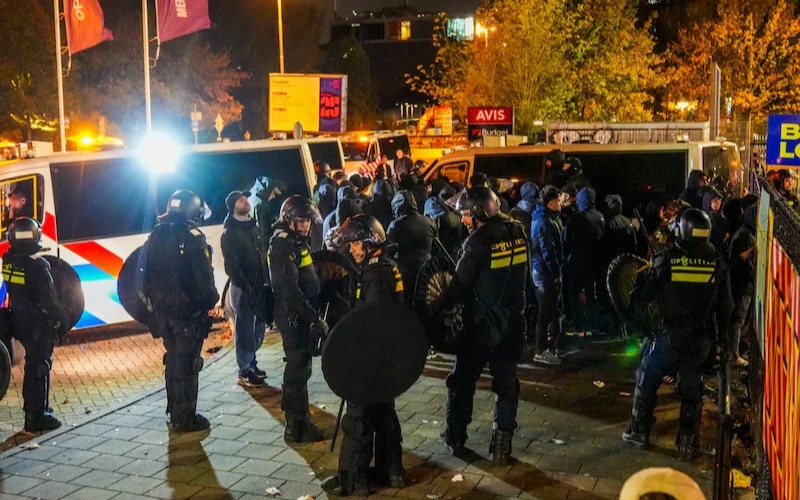 Полиция Нидерландов задержала около 180 болельщиков в канун матча Лиги Чемпионов