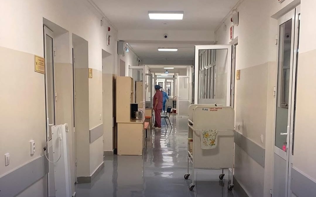 Пациентов разместили в коридорах больницы в Алматинской области