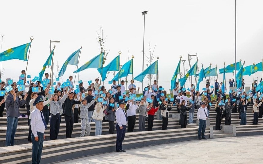 В Шымкенте в честь Дня Республики торжественно подняли Государственный флаг