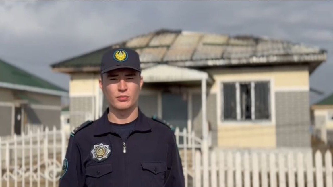 Полицейский из Талдыкоргана спрыгнул с крыши горящего дома, спасая человека