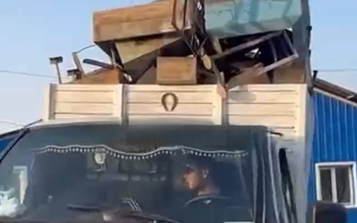 Грузили памятники и оградки с могил: полиция Алматы объяснила видео