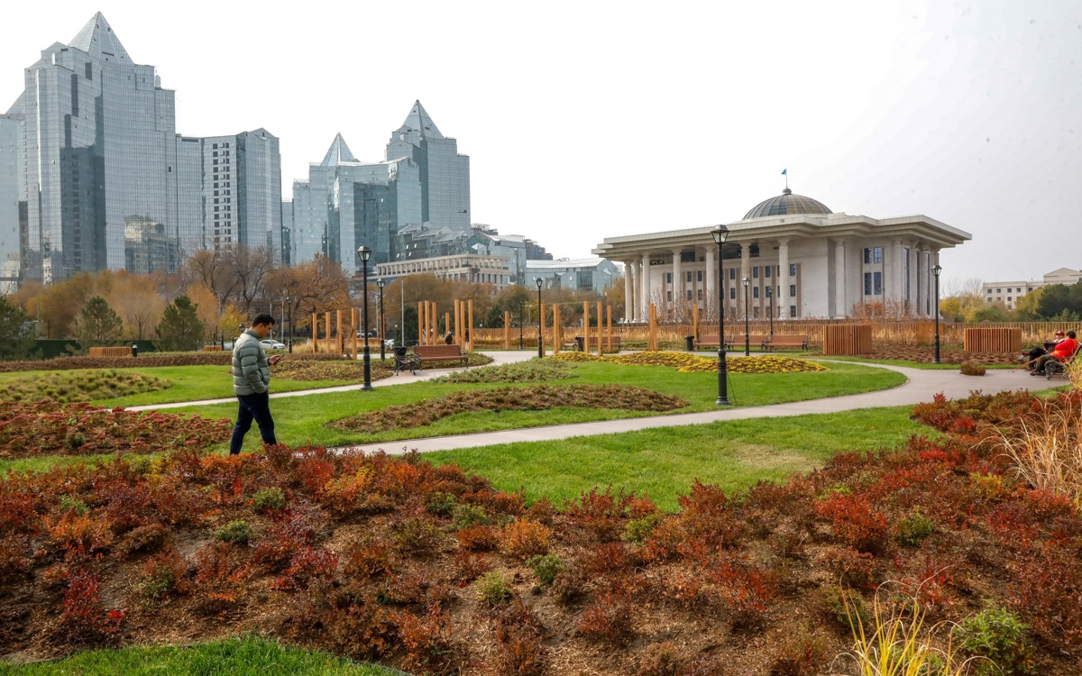 Новый облик Алматы: каким стал сквер на месте резиденции Президента