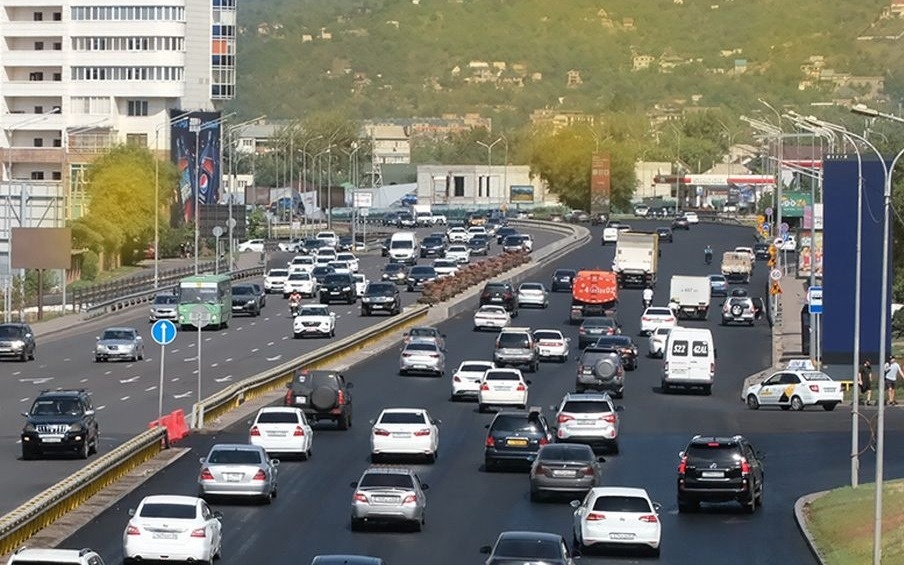 Количество регистраций легковых автомобилей снизилось в Казахстане