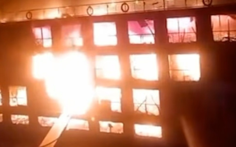 Лайнер с 200 туристами на борту загорелся на реке Нил в Египте