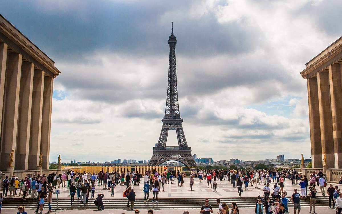 Неизвестный втайне от охраны провел ночь на Эйфелевой башне