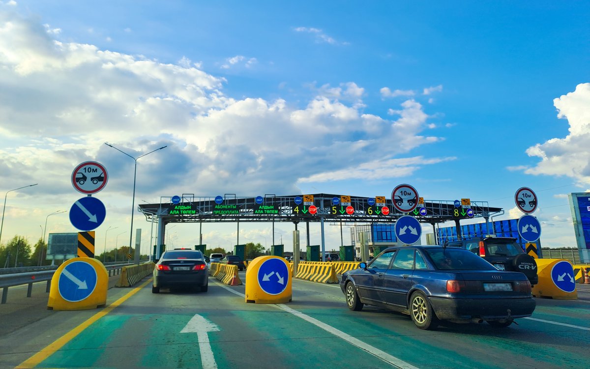 На платных дорогах Казахстана начали фиксировать превышение скорости