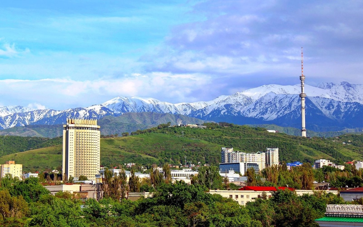 Алматинцы пожаловались на едкий запах в воздухе