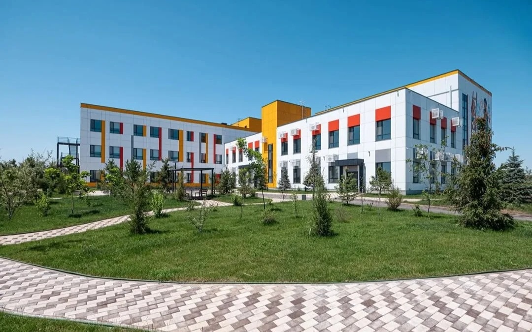 Инцидент с переселением из Баганашыла: кто живет в новом детском центре Конаева