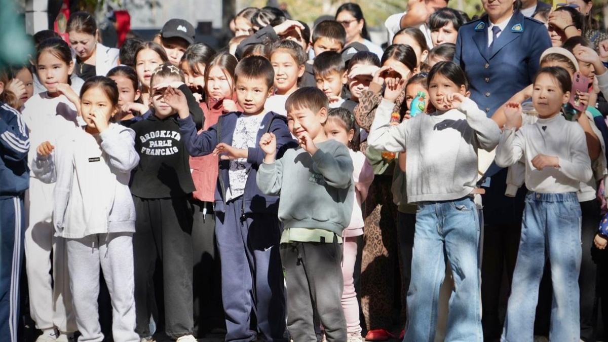 Более 500 детей посетили премьеру мультфильма о законе в Шымкенте