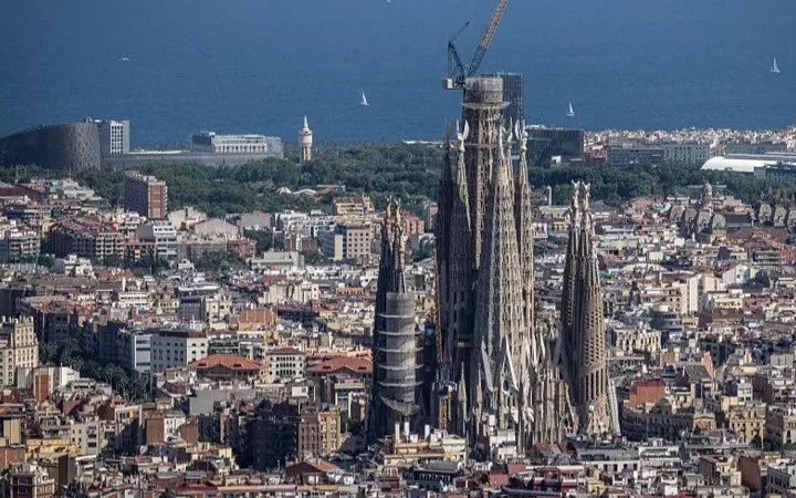 Саграда Фамилия стала самым высоким храмом после установки первой части креста