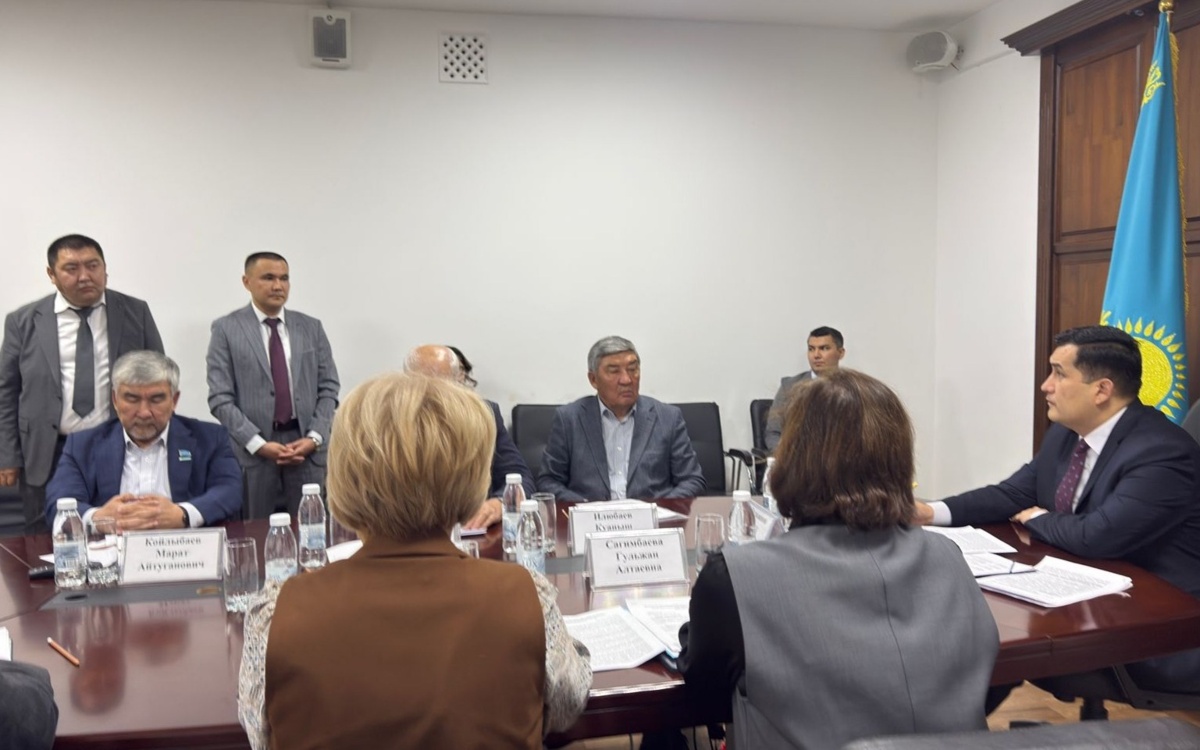 В Актобе наказали чиновников за отдых в рабочее время