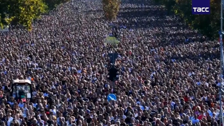 В Сербии в годовщину трагедии проходят памятные шествия