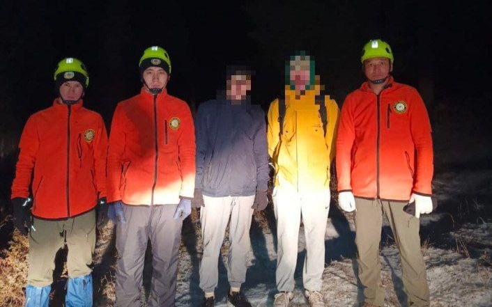 В горах Алматы спасатели помогли спуститься двум подросткам