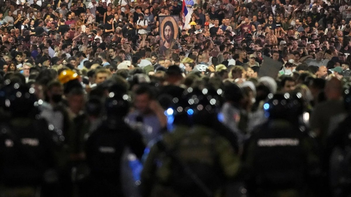 МВД Сербии заявило о нападении на участников митинга в центре Белграда