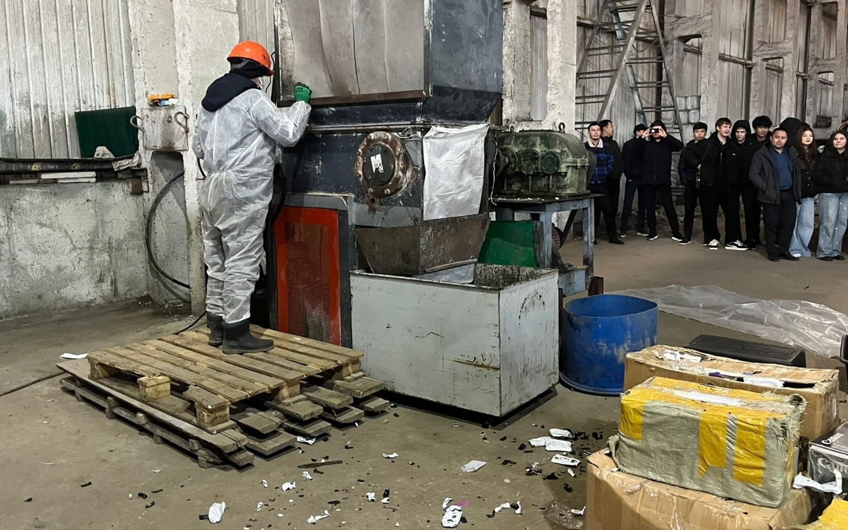 Незаконный товар на 315 млн тенге разбили молотками в Павлодаре