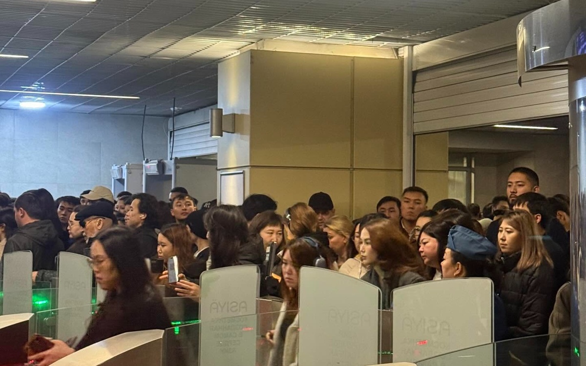 Очереди у входа: в метро Алматы объяснили сбой оплаты проезда