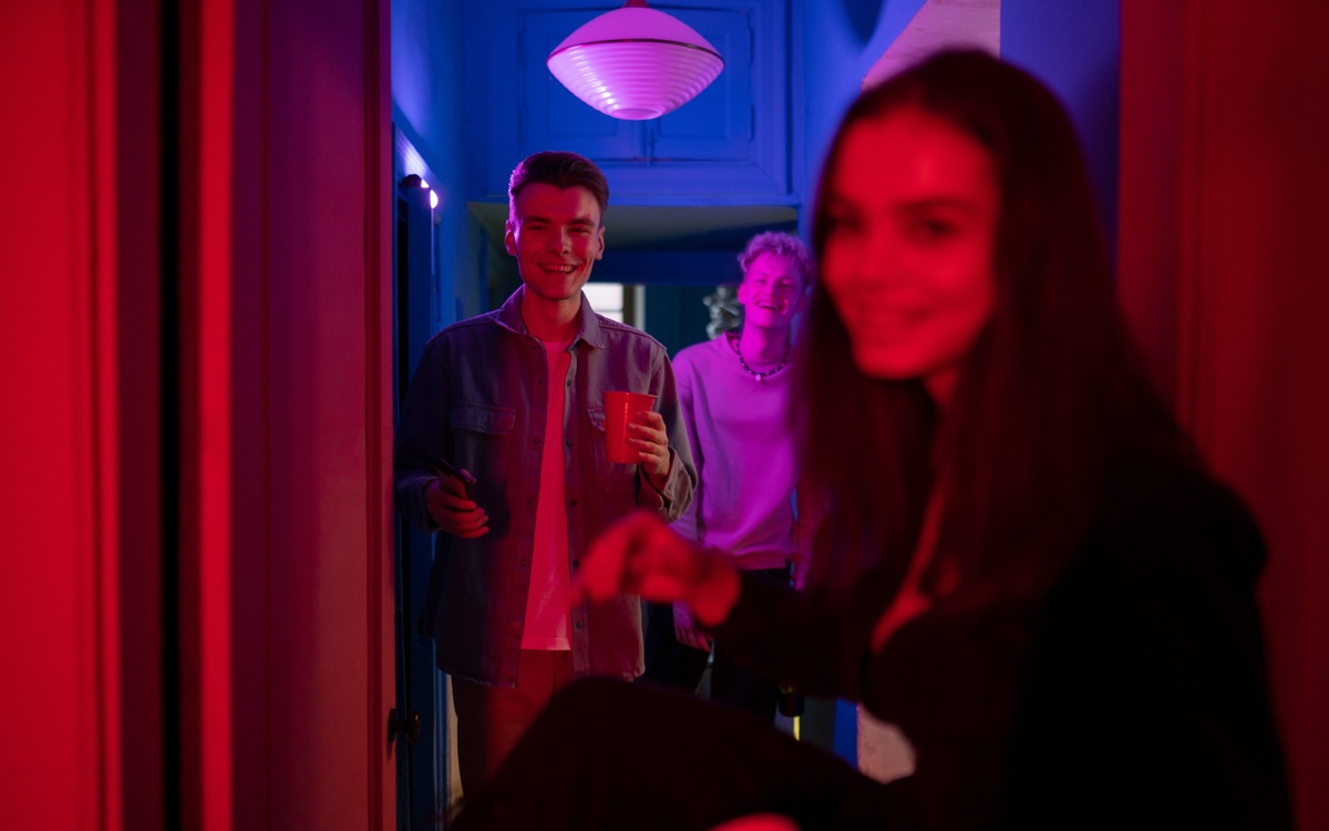 Около 2 тысяч предпринимателей наказали за допуск детей в клубы и бары