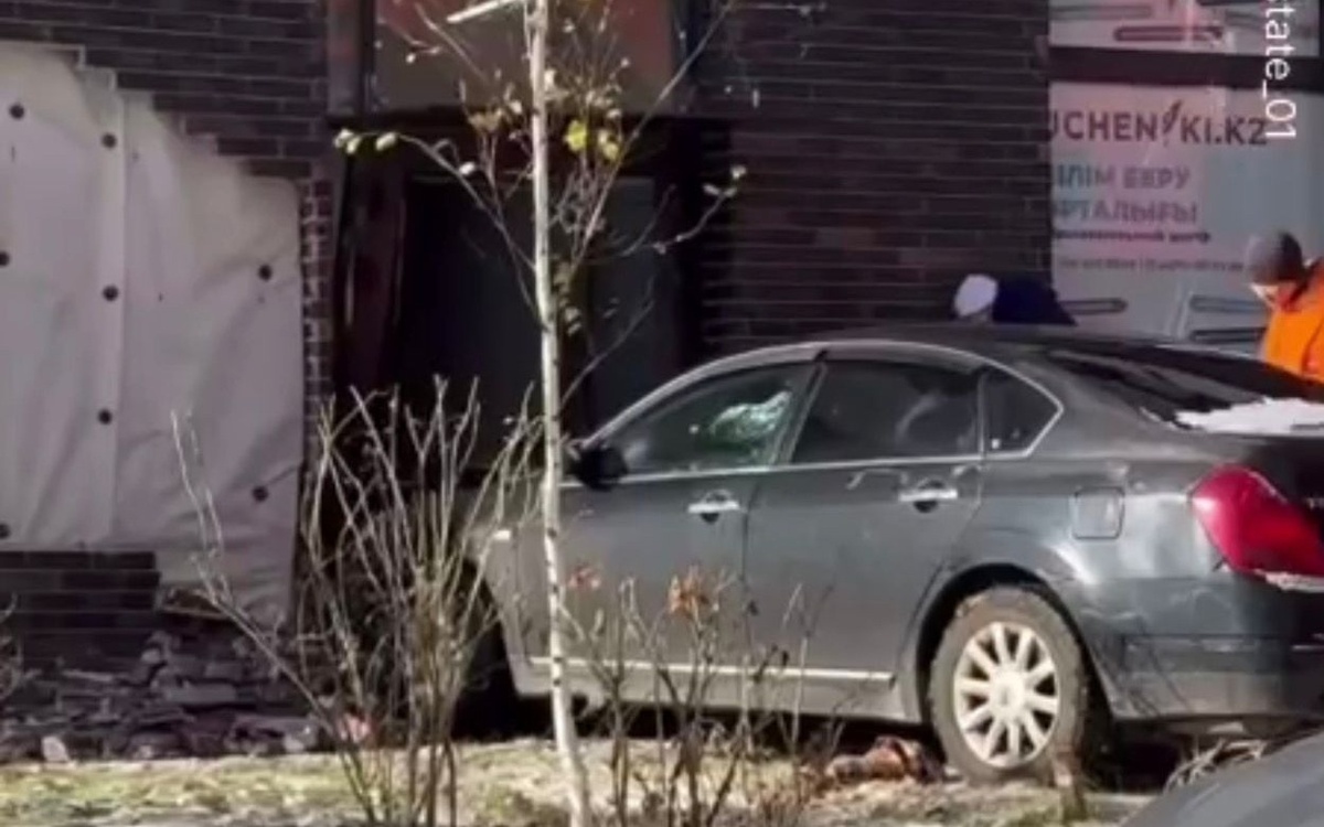 Автомобиль влетел в жилой дом в Астане