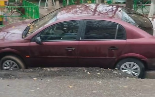 Автомобили ушли под асфальт в Шымкенте: кто возместит ущерб