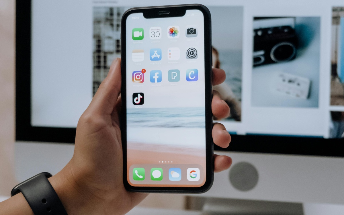 Известных казахстанских артистов оштрафовали за нелегальные розыгрыши в соцсетях