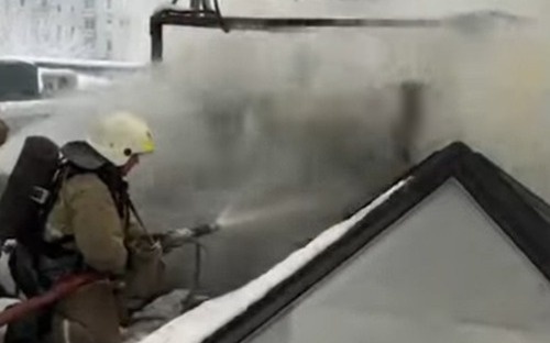 В Алматы горит кровля административного здания