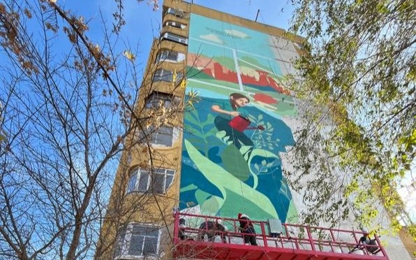 Автор нового мурала в Караганде вдохновился экологией и людьми города