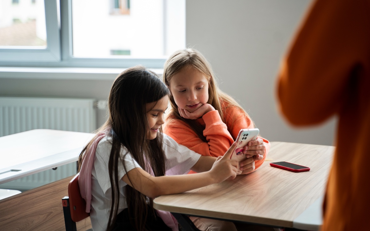 В Минпросвещения рассказали о штрафах за использование детьми телефонов на уроках