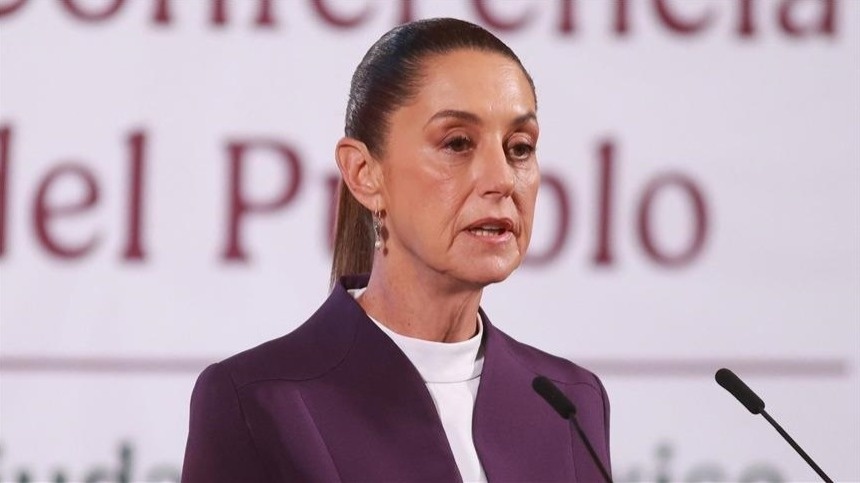 Пьяный мужчина пытался поцеловать президента Мексики на публичном мероприятии