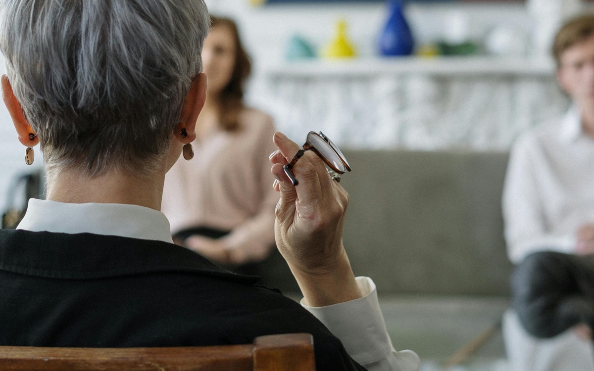 Рушатся семьи, люди берут кредиты: сенатор призвал ужесточить контроль за коучами