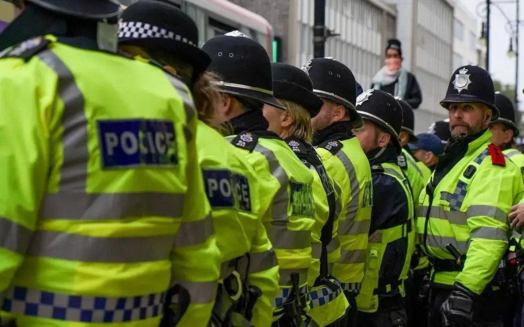 Полиция Великобритании ищет двух заключенных, выпущенных на свободу по ошибке