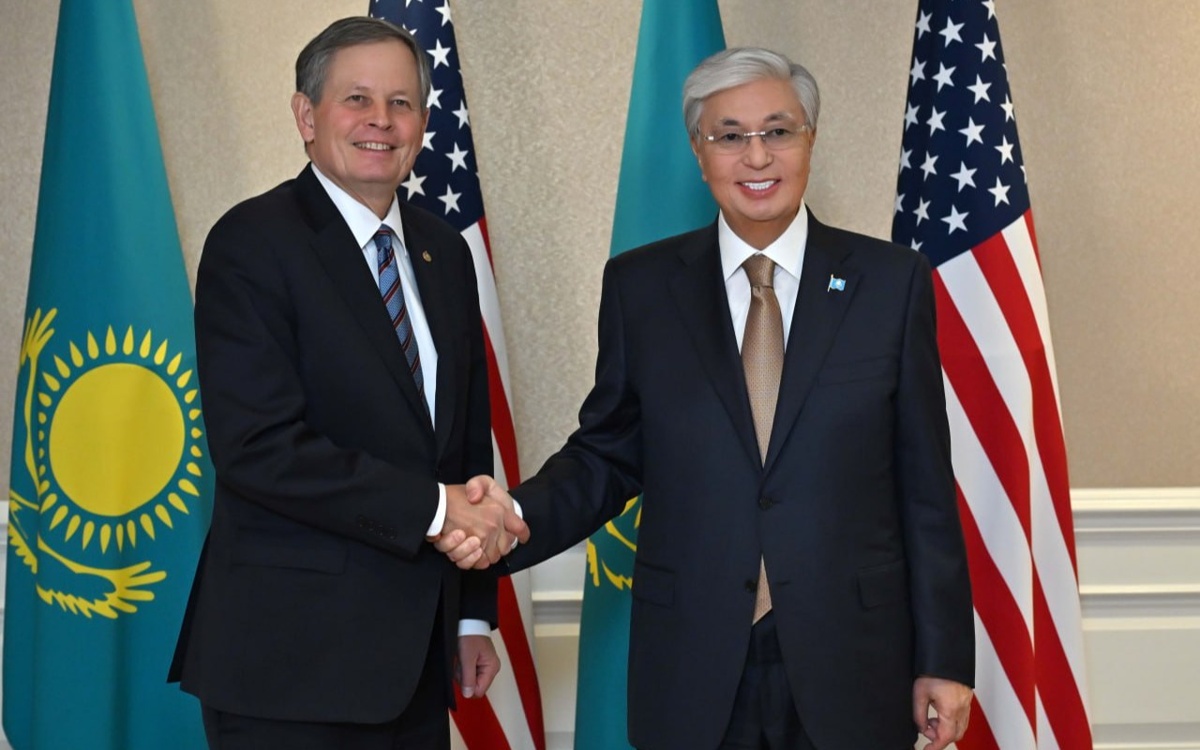 Президент Казахстана решил наградить американского сенатора Дэйнса орденом «Достық»