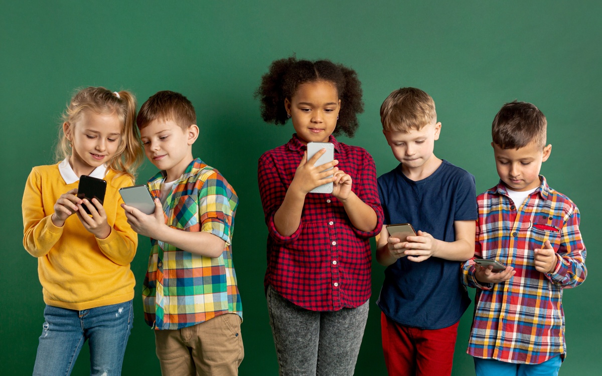 Детям до 15 лет запретят пользоваться соцсетями в Дании