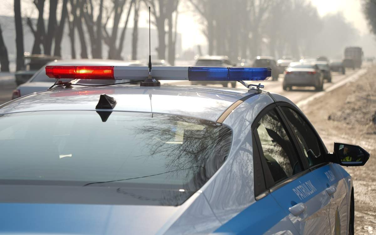 Водитель внедорожника сбил регулировщика в Алматы