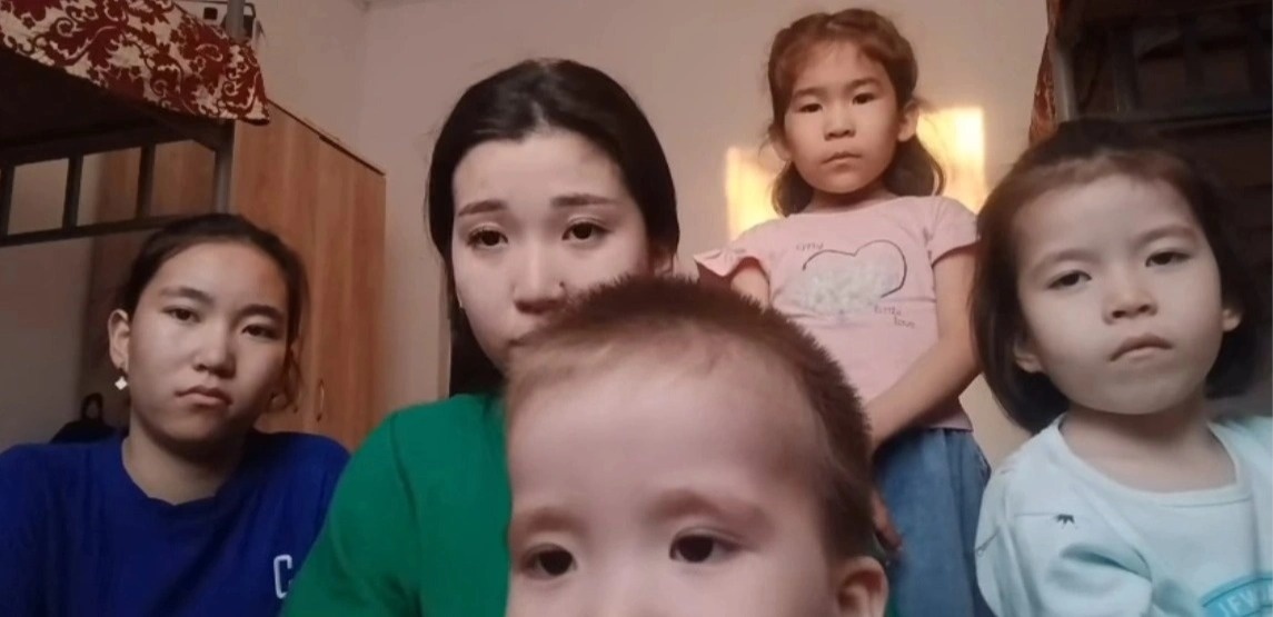 История воссоединения пятерых детей с матерью: семья получила жилье