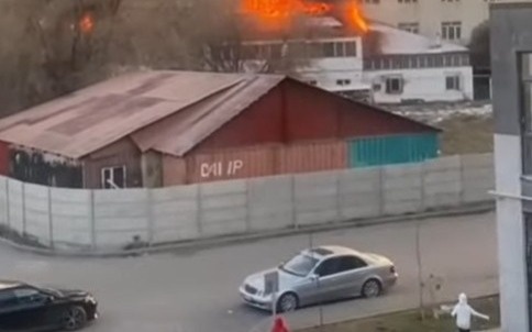 Детский дом горит в Алматы: огнем охвачены столовая и кровля