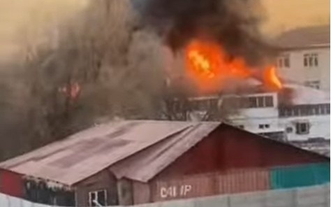 В Алматы горит здание детского дома